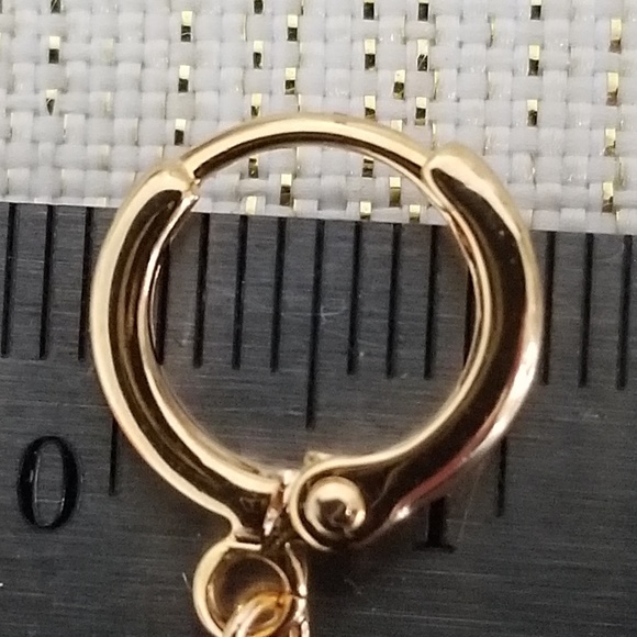 Small golden huggie hoop earring - Picture 8 of 8